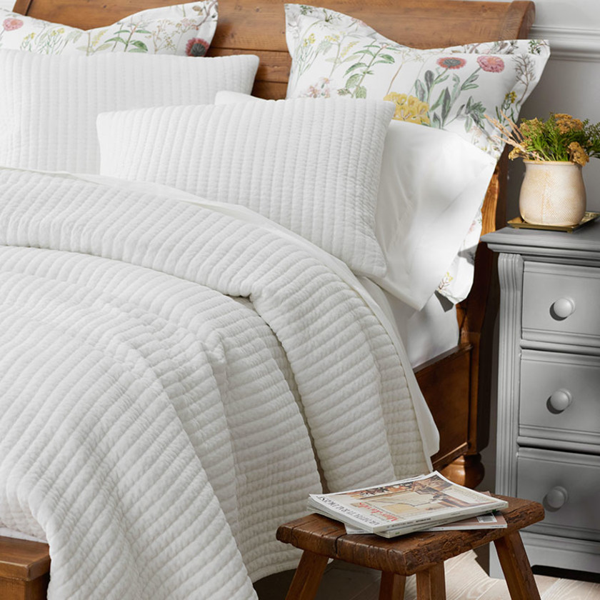 Straight Stitch Velvet Quilt - White, Full/Queen