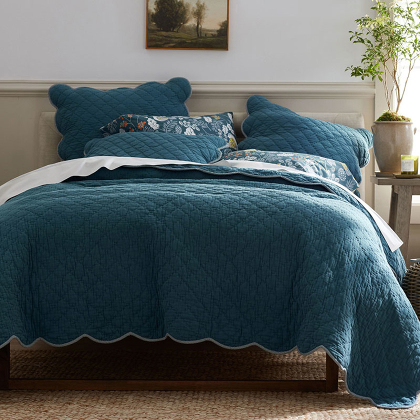 Giulietta Scallop Quilt - Teal, Twin