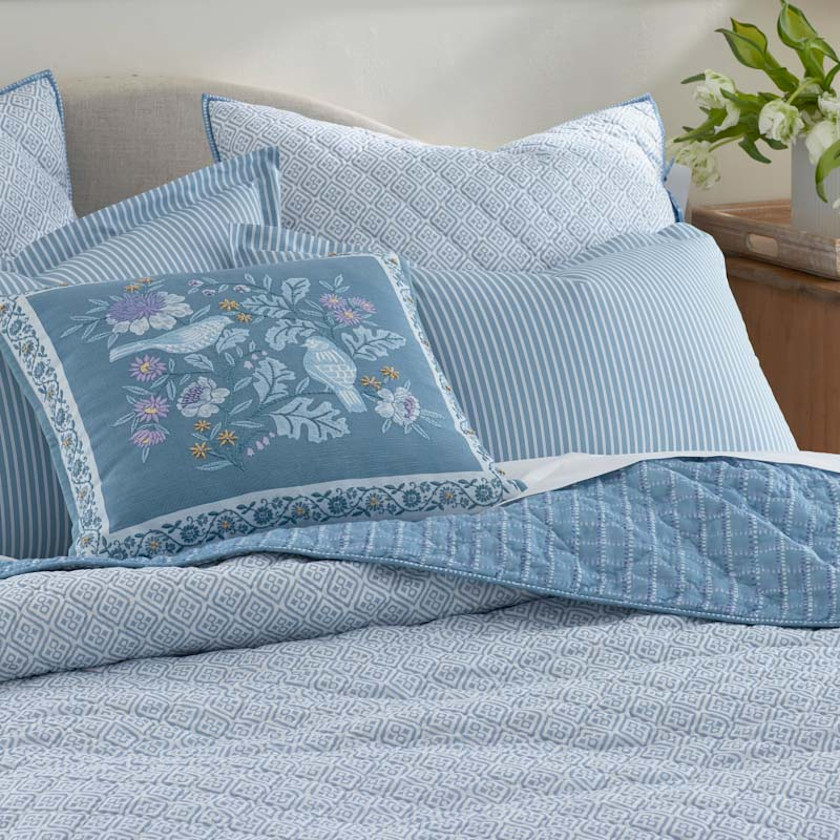 Tira Geo Reversible Quilt,Blue