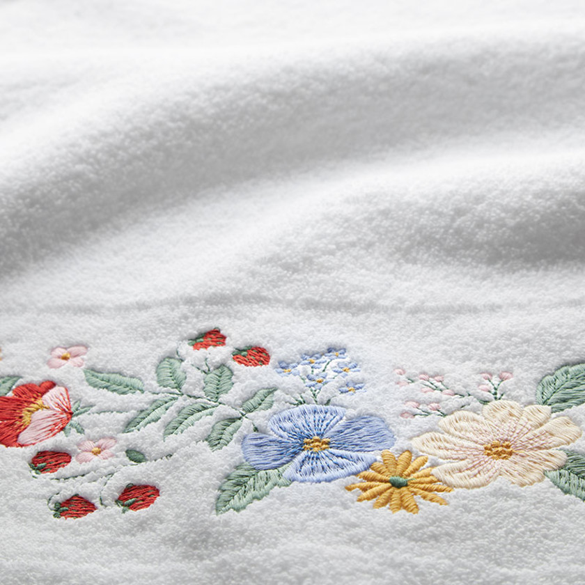 Strawberry Fields Embroidered Bath Towel - White,White