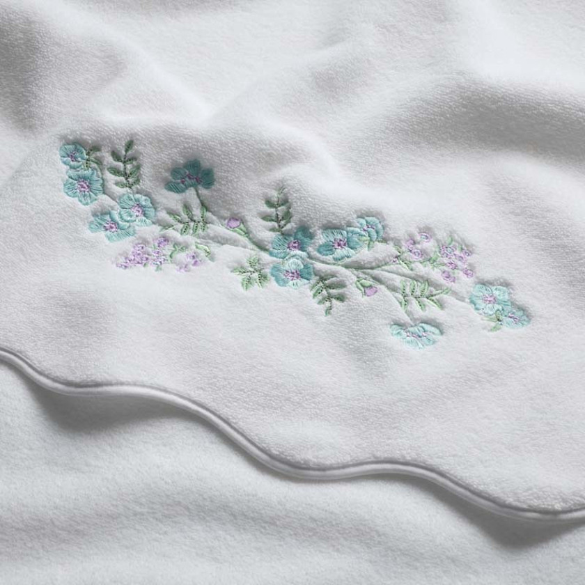 Embroidered Scallop Bath Towel,Flower