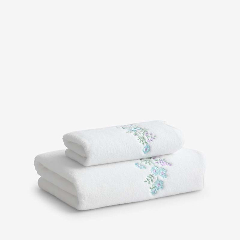 Embroidered Scallop Bath Towel