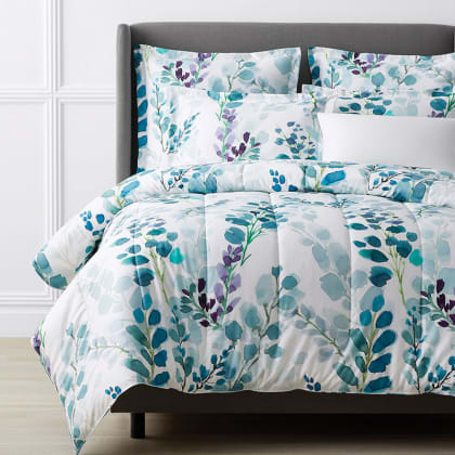 Legends Hotel™ Reece Floral Wrinkle-Free Sateen Comforter