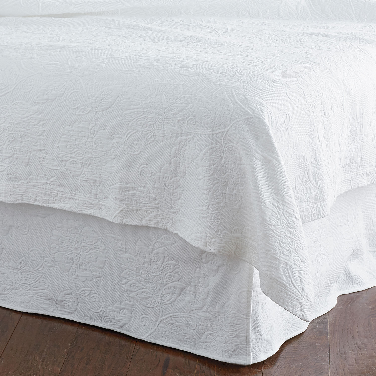 Putnam Cotton Matelassé 18 in. Drop Bed Skirt - White